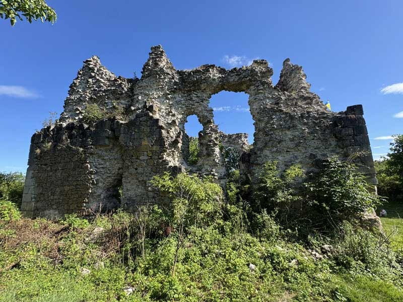 Замок тамплієрів, де робили сидр яблучний в Україні, майже зруйнований